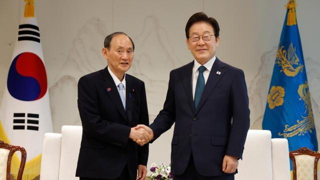 李, 스가 전 日총리 접견…