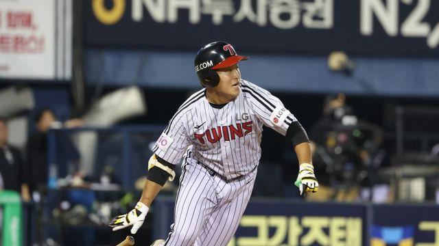 LG 잘 나가는 이유 있다! 몸 내던지는 '슈퍼캐치'+'병살타 5차례' 만들기…염경엽 감독 