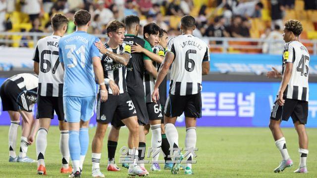 무더위에 고요함까지…기대와는 달랐던 쿠팡플레이의 ‘여름 축제’ [IS 수원]
