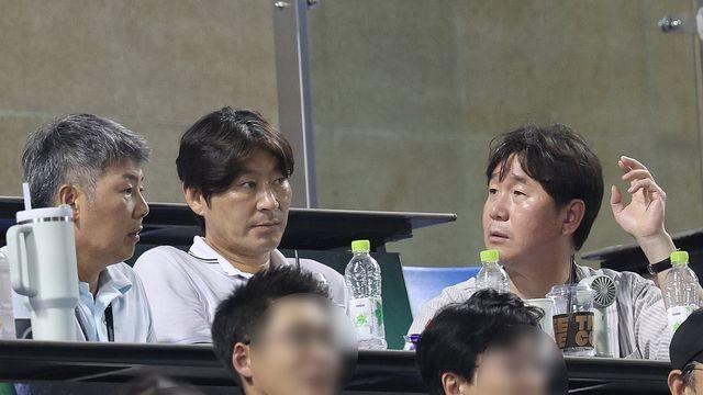 안현민 타석마다 중계 카메라에 잡힌 류지현 야구대표팀 감독