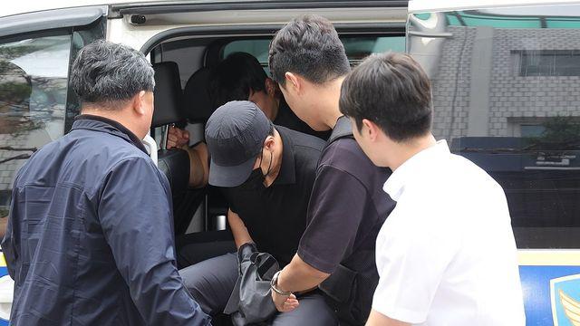 고객 아파트 침입 강도질 농협직원, 영장심사 출석 '묵묵부답'