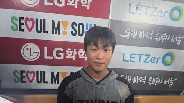 환상 다이빙 캐치·쐐기 투런포…LG 루키 박관우 
