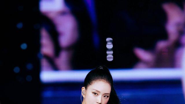 ‘프레피퀸’ 지수, 타미힐피거 커스텀으로 뉴욕 콘서트 홀렸다! K팝 아이콘의 패션 신세계