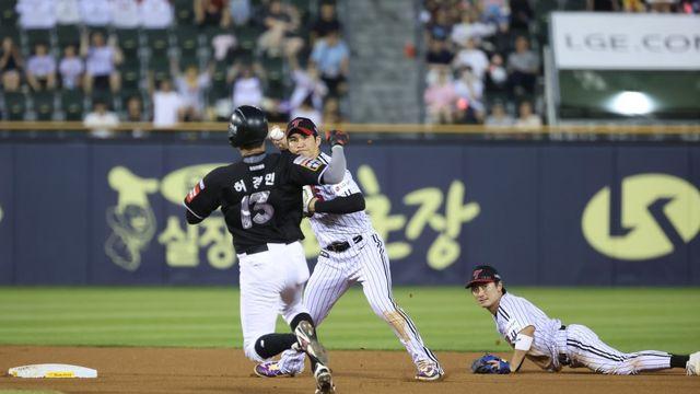 2025시즌 수비 명장면 만들었다…LG 신민재, 병살타 4개 모두 관여 ‘공·수에서 상승세’