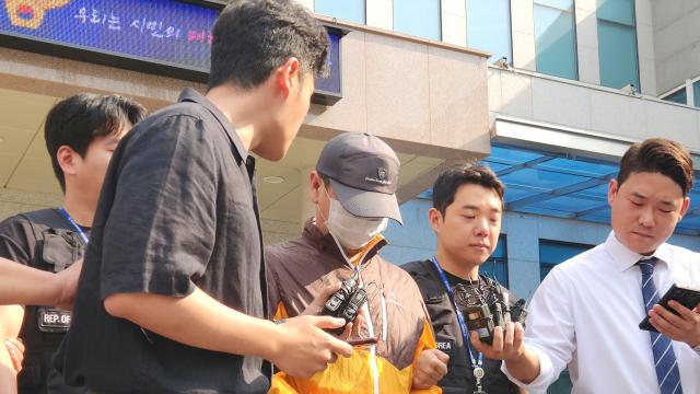 [속보] ‘인천 총기 살해’ 피의자, 검찰 송치…취재진 질문엔 침묵