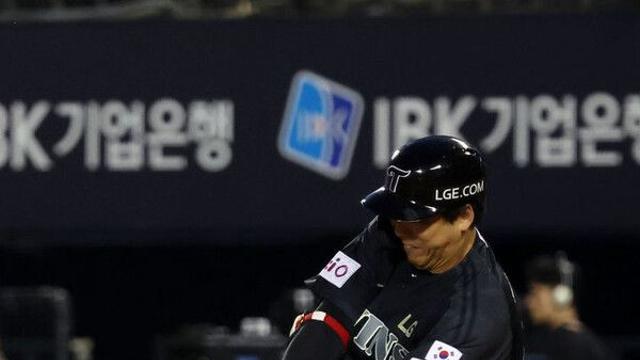 LG 김현수, 16시즌 연속 100안타…역대 3번째