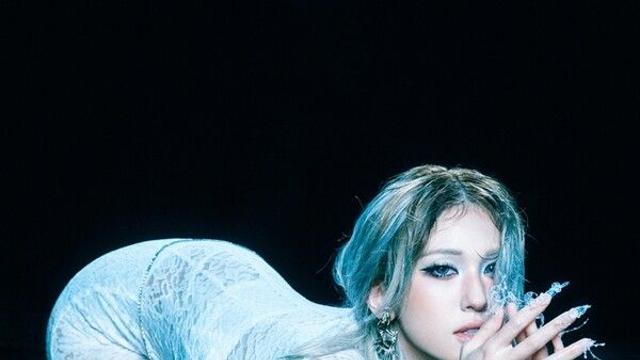 전소미, 신비감 돋는 '블루코어' 비주얼…신보 3차 콘셉트컷 공개 