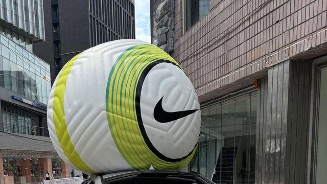 성수역 출구 앞 축구공 떨어져 BMW차량 박살 나 