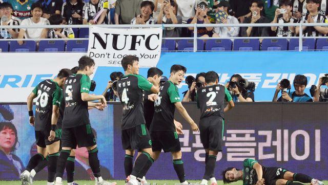 ‘EPL을 꺾었다’ 팀 K리그, 무기력했던 뉴캐슬 1-0 격파…전북 김진규 결승골 폭발 [IS 수원]