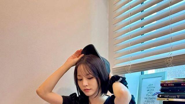 “그녀의 블랙 블라우스, 무엇이 특별했나?”—창가에서 시작된 배윤경표 비밀 스타일