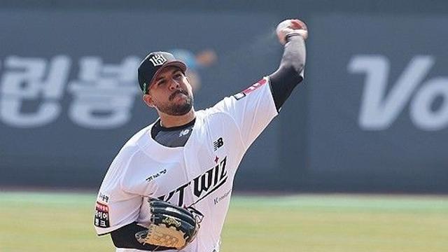 kt 외국인 투수 헤이수스, 149㎞ 헤드샷으로 퇴장…시즌 8호