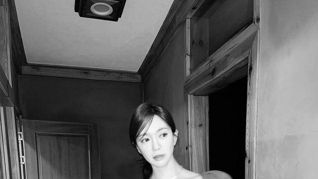 ‘감성 충전 완료?’ 이엘리야, 흑백 화보에서 꺼낸 듯…퍼프 소매로 완성한 로맨틱 휴가