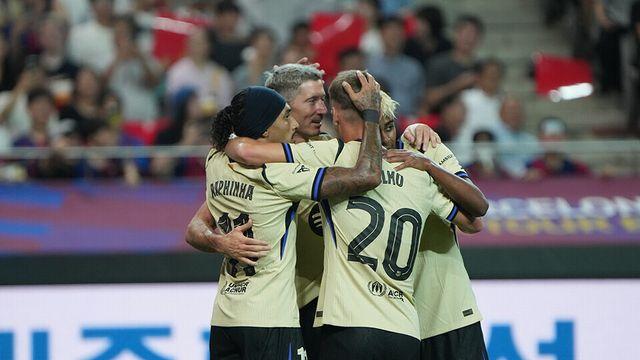 레반도프스키·야말, 초반부터 골 폭죽... 바르샤 축구에 매료된 상암벌