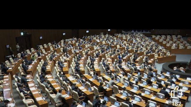 이철규 스마트폰 하는거 한국일보에 찍힘