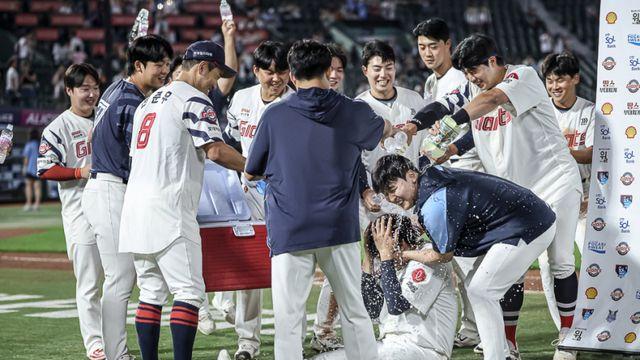 매년 공허한 '8·치·올' 외침...롯데 자이언츠, 올해는 세 가지가 다르다 [IS 포커스]