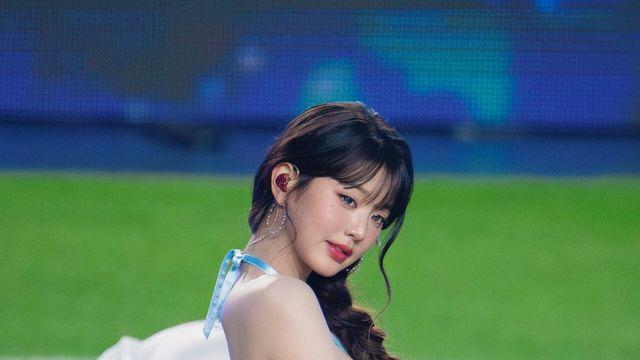 장원영 어제 축하공연 고화질 사진 
