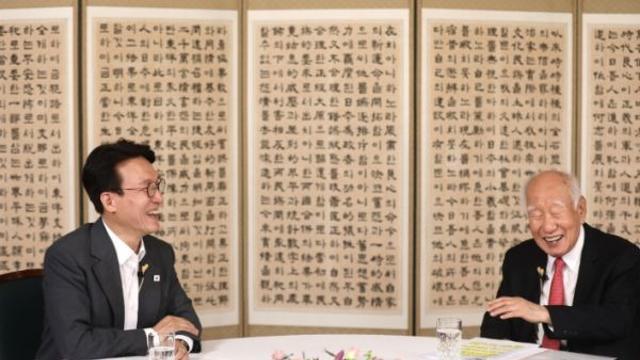 김민석 총리, 신동식 한국해사기술 회장(박정희 정부 초대 경제수석)과 만나 △우리 조선업의 초격차 유지 방안 △핵심 인재 확보 전략 등 토의