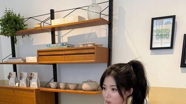 ‘솔로지옥' 신지연, 여름 감성 데이트룩 공식—레드 가디건+아이렛 원피스의 정석