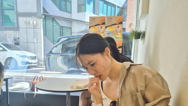 진아름, 뉴트럴톤 셔츠+화이트 슬리브리스, 한 컷 만에 끝내는 데일리 카페룩 공식