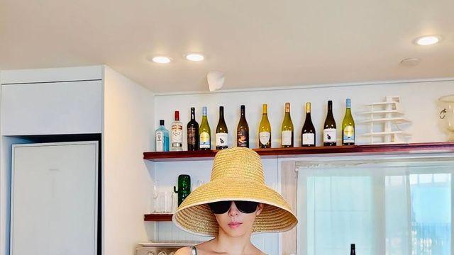 어깨 라인은 시원하게, 실루엣은 우아하게... ‘시대의 패셔니스타’ 김완선