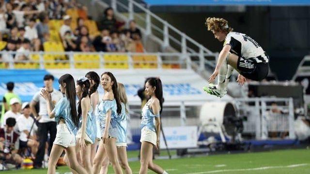 아이브에게 달려드는 앤서니 고든