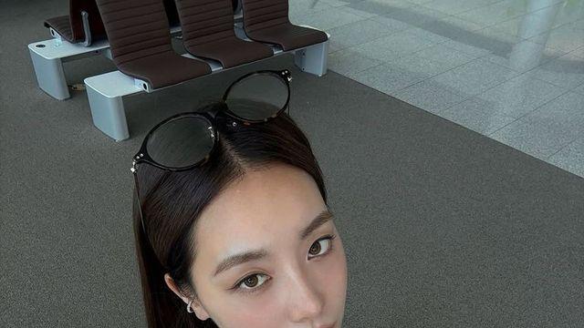 예리, 화이트티 하나로 끝낸 여름 트래블룩…공항서 빛난 미니멀 패션