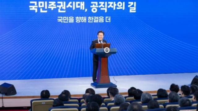 고위공직자들 만난 이 대통령 