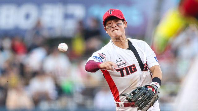 '7연패 탈출' 9회 1사 2루에서 나온 번뜩이는 판단력, 1루가 아닌 3루 선택한 박찬호의 재치 [IS 피플]