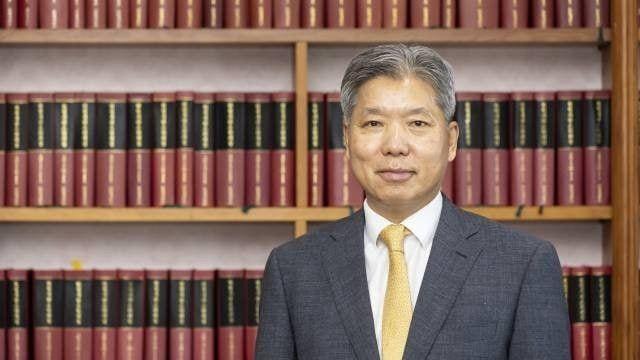 학교로 간 이영진 전 헌법재판관, 6년 고뇌 담은 판례집 출간
