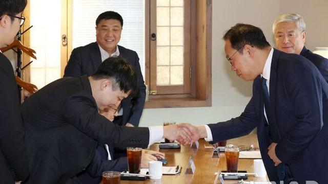 2차 회의 앉은 전공의-복지부, '복귀 조건' 두고 이견…