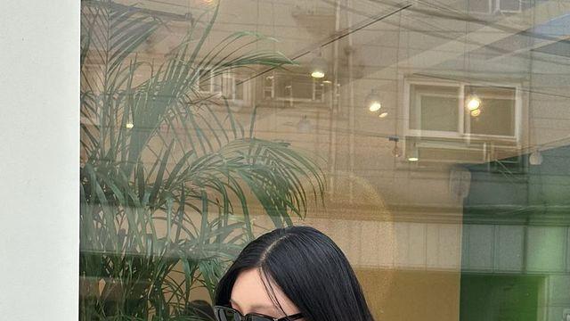 강승연의 실패 없는 여름 코디! ‘화이트+블랙’만으로 완성한 모던 시크
