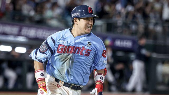 통산 3호 4안타 퍼포먼스...'공격 본능' 되찾은 롯데 주전 포수 유강남