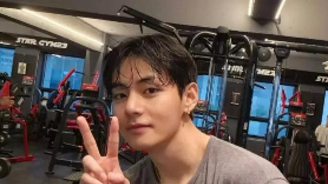 뷔, 근육도 미모도 ‘완성형’…운동 후에도 조각 비주얼 [AI 포토컷]