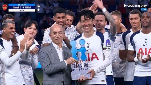 [PL POINT] '이적설' 손흥민, UEL 우승 세레머니 재현!...동료들의 '박수갈채'