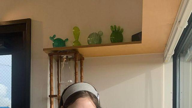 ‘여름 브이로그 요정’ 이나연, 스트라이프 셔츠 하나로 제주를 물들이다