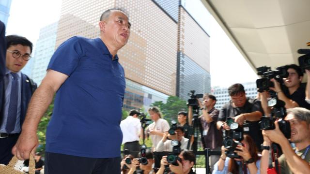 김건희 특검, '정치브로커' 명태균 이틀째 소환…공천개입 의혹 추궁