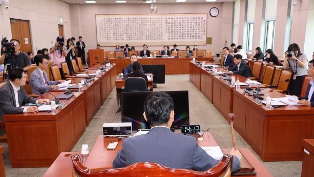 법사위, 與주도 노란봉투법·방송3법 통과...4일 본회의로