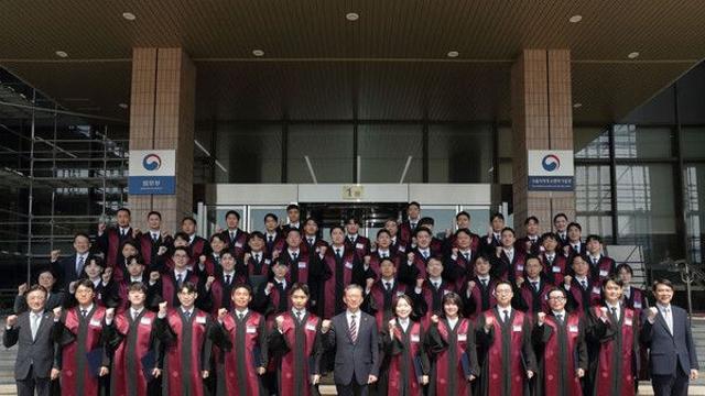 법무장관, 신임 검사들에 