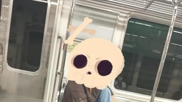 중국인가? 지하철서 발톱 깎는 중년 여성⋯과자까지 냠냠