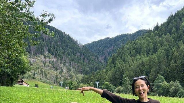 김나영, 알파카와 함께한 산책룩…블랙 니트 하나로 ‘꾸안꾸의 정석’ 완성