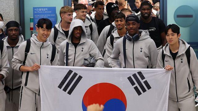 태극기 함께 든 손흥민·양민혁…유로파 챔피언 토트넘 입국