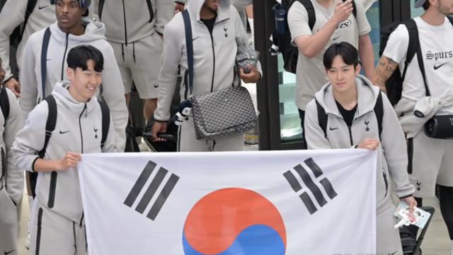 손흥민·양민혁 함께 입국 '태극기 펄럭!' 토트넘 4번째 내한…오는 3일 뉴캐슬과 맞대결