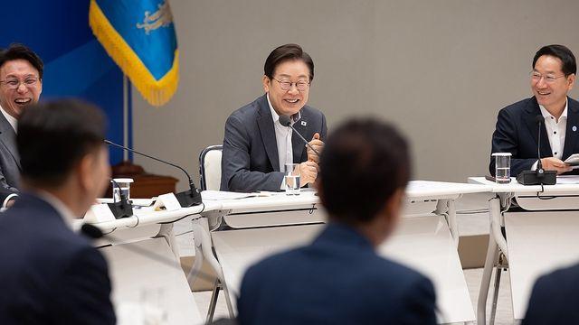 李대통령 만난 시도지사들…'분권형 개헌'·'경주 빅딜' 등 제안
