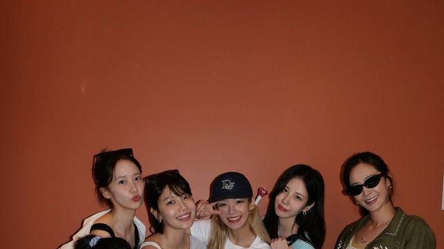 소녀시대가 6개월 만에 완전체로 뭉친 배경