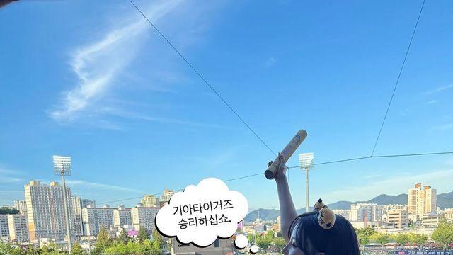 스테이씨 윤, 야구장에서 작정하고 아이돌력 뽐냈나? '아기 호랑이'의 심장 저격 시구 패션