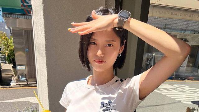 김주희, 티셔츠+데님 쇼츠 ‘국룰 조합’에 오렌지색 한 스푼