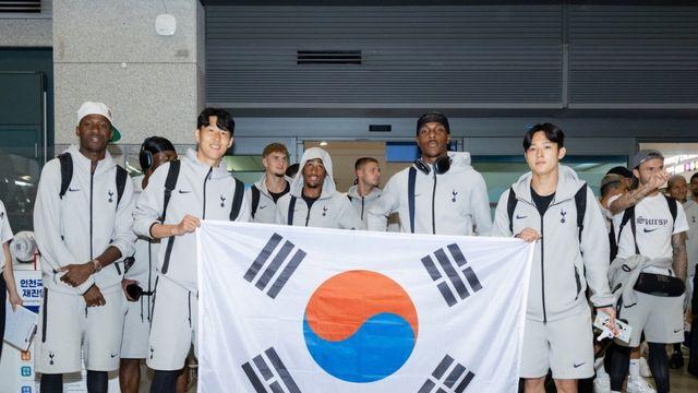 ‘태극기 활짝 든’ 손흥민-양민혁, 토트넘과 한국 찾았다