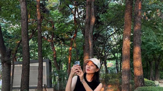 올여름엔 진아름처럼! 슬릿 스커트로 여성미 UP, 스니커즈로 활동성까지