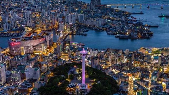 반전의 미로 외국인 사로잡은 ‘부산’