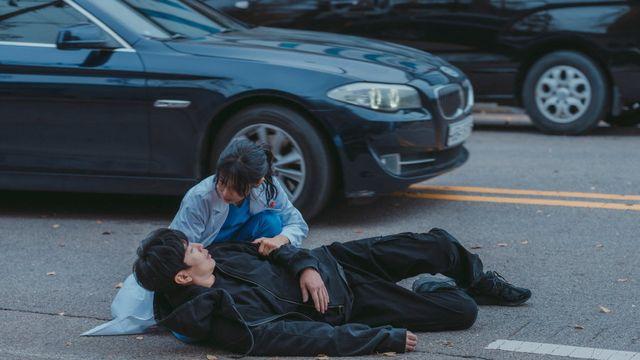 ‘말기암 시한부’ 이민기, 창백한 안색…도로 한복판 혼절 (메리 킬즈 피플)